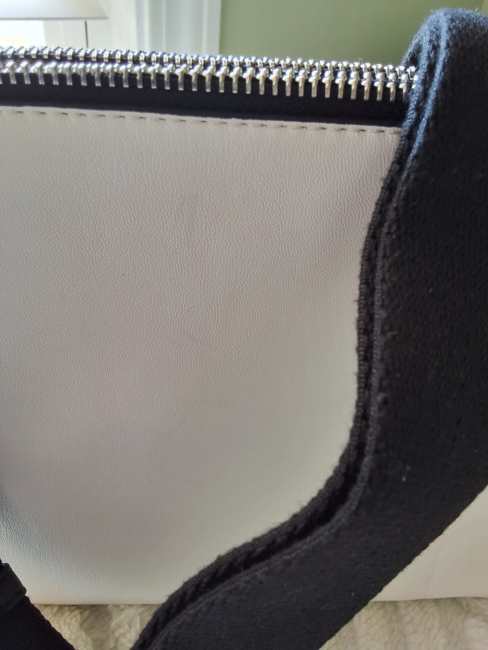 DKNY Tinsley Crossbody Bag White Black Strap Multi Zip Compartments - Picture 3 of 6